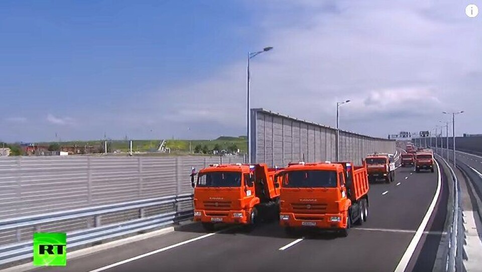 En dobbel rekke med Kamaz-biler kjørt av den som var med på å bygge brua var først over ved den offielle åpningen.