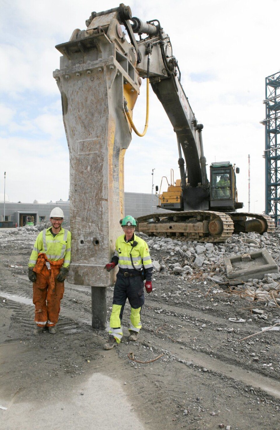 STORE DIMENSJONER: Ring André Teigen (til venstre) og PeWes maskinfører Sven Thomas Moe ved hammeren som vekker oppsikt på Kårstø. Kjempen med meiseldiameter på 23 cm har 16.000 Joules i hvert slag!