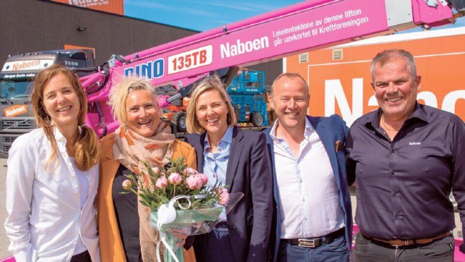 Fargerik begeistring hos Naboen. Fra venstre: Camilla Gram - distriktssjef i Kreftforeningen, Nina Aasland- konsernleder i Naboen,Karin Godenhielm Nars - eier av Dino OY i Finland, Thorbjorn Nilgard - salgsansvarlig i Hybeko ASog Jone Ølberg - forretningsutvikler i Naboen