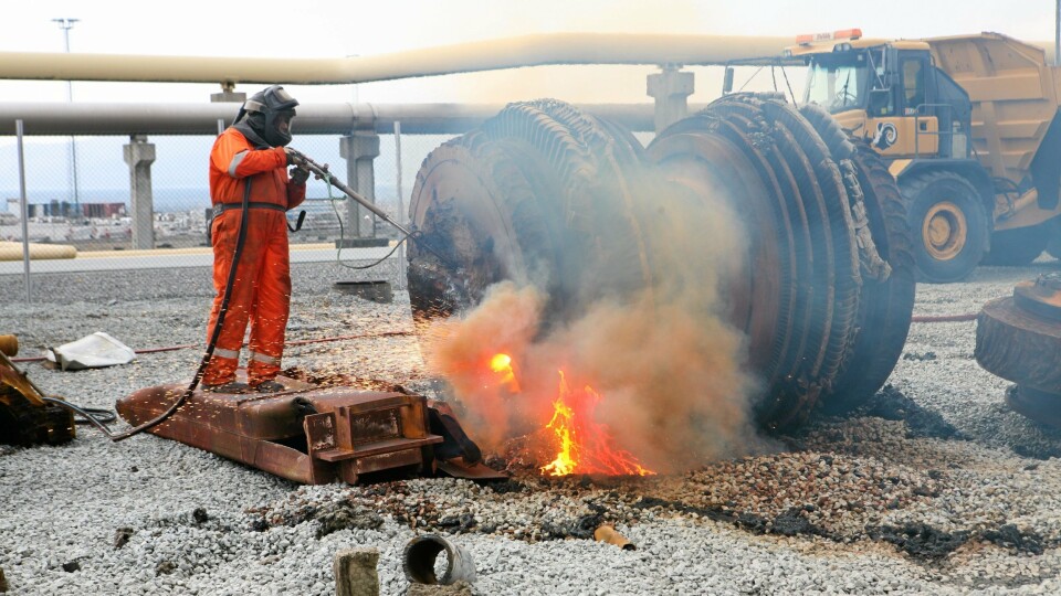 GLOVARMT: Med en skjærebrenner som «spyr» ut 1500-1600 grader må stålet kapitulere.