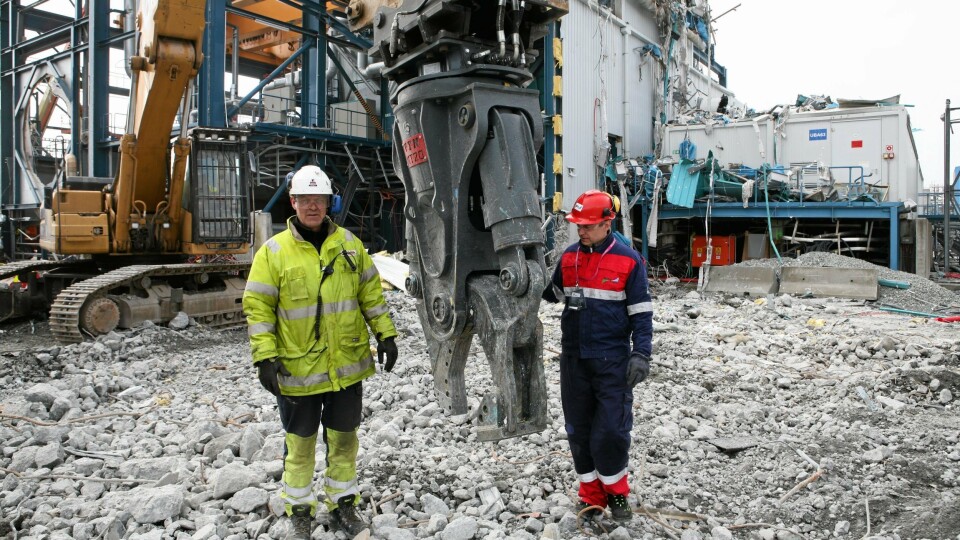 VTN-SAKS: Maskinfører Jørn Larsen (t.v.) og Kai Moen, Malleus Maskin AS ved den nye VTN-saksa Larsen har tatt i bruk på sin langriver Cat 345UHD (ca. 60 tonn).