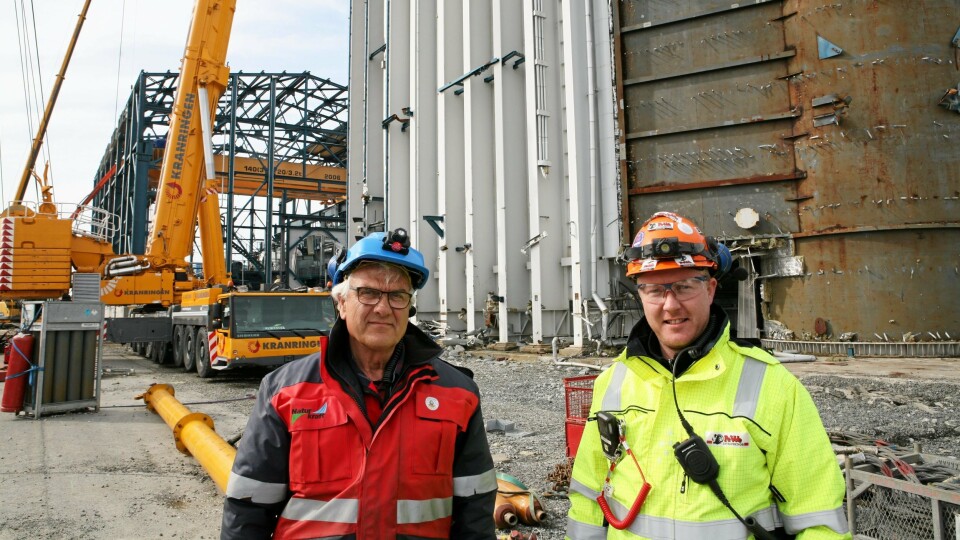 KJØLETÅRN: Daglig leder Bjarne Midtun Hervik i Naturkraft AS (t.v.) og PeWes prosjektleder Øystein Wingereid foran kjøletårnet.