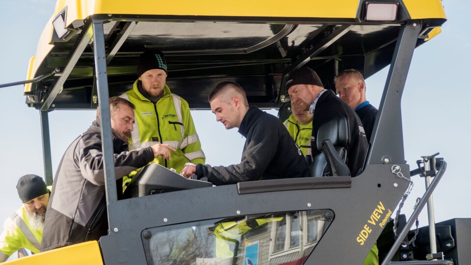 OPPLÆRLING: Andreas Roesch (med grå jakke) fra Bomag fabrikken hadde opplærling av Tertnes-ansatte på den nye utleggeren.