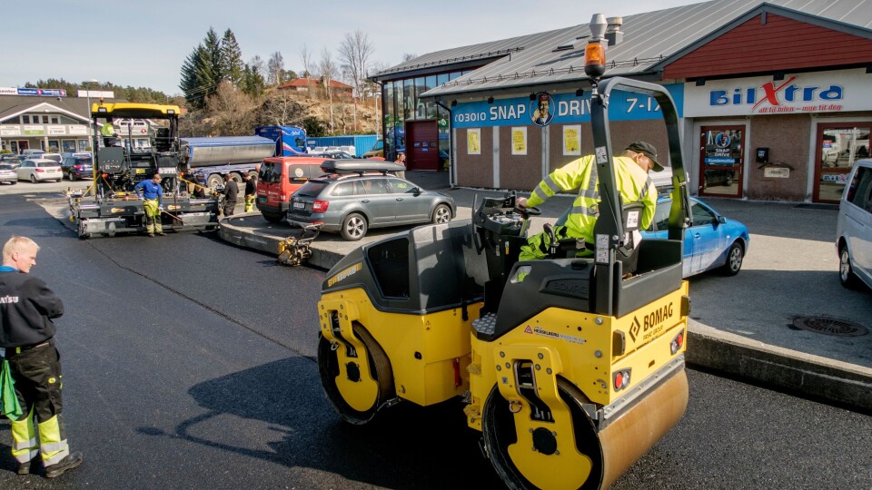 TO: Både den nye Bomag BW 138-valsen og BF 600-utleggeren ble tatt i bruk på en jobb i Åsane.