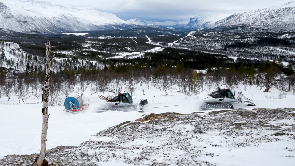 HJELP: Oppe på fjellet klarer Prinoth-tråkkerne å trekke flere sleder, men opp fra dalen på sukret snø er det godt å få hjelp.
