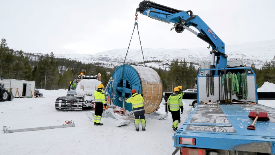 LASTING: Oleif Simensen Transport benytter egen kranbil til lasting av kabeltromler og andre varer nede i dalen. Sleden er spesialutviklet av kraftlinjeutbyggeren Rebaioli.