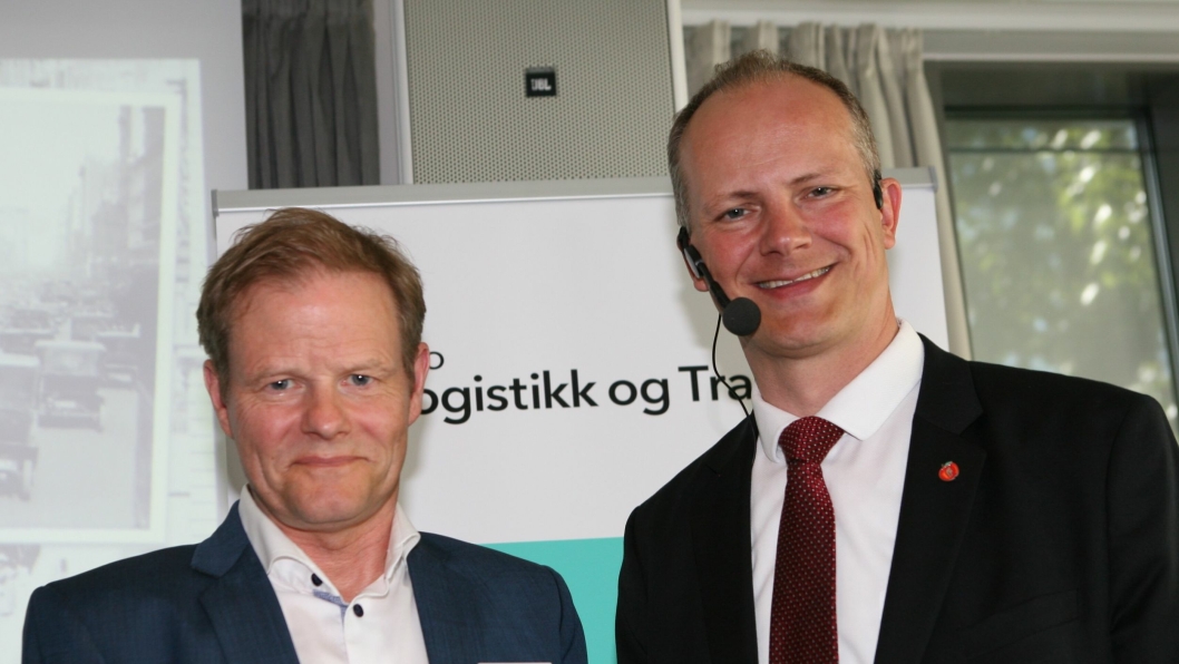 Samferdselsminister Ketil Solvik-Olsen understreker overfor NHO LTs leder, Are Kjensli, at alle må være med i kampen mot ulovlig kabotasje. Foto: Per Dagfinn Wolden