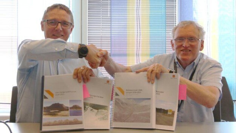 Regiondirektør Arne Roald Larsen i Mesta (t.v.) og regionvegsjef Torbjørn Naimak signerte mandag 28. mai fire drifts- og vedlikeholdskontrakter til en samlet verdi på over 820 millioner kroner.