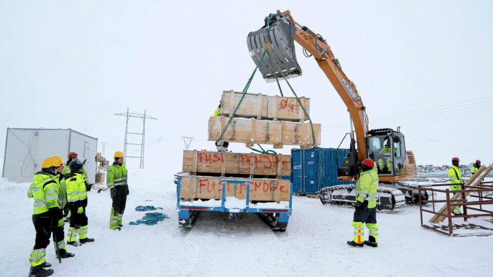 LOSSING: Inne på fjellet losses materiellet med en Case-graver. Noe skal benyttes, mens noe skal overvintre og benyttes når snøen går.