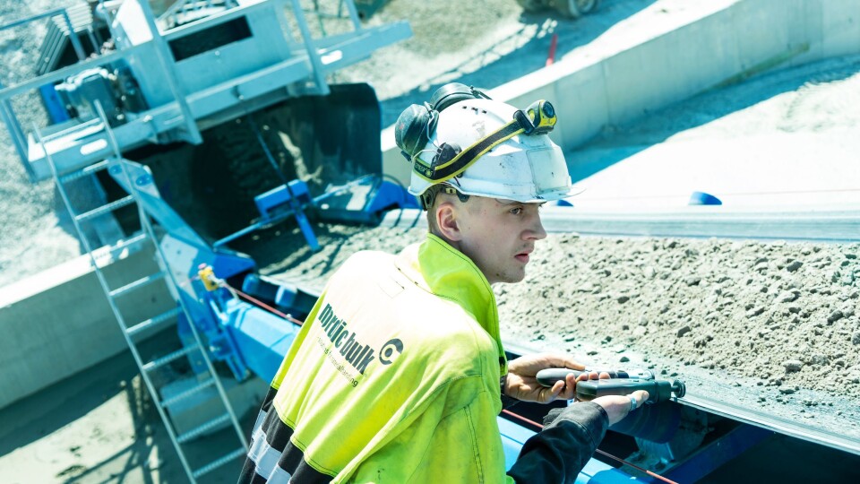 Henrik Smith, industrimontør hos Nordic Bulk, kontrollerer båndhastighet på Velde pukk sitt CDE anlegg.