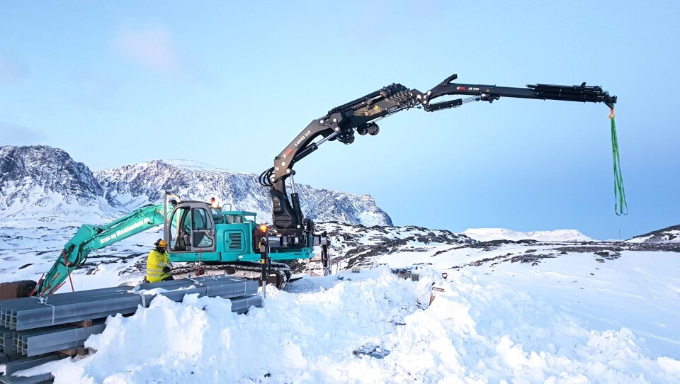 SJELDENT SYN: Kobelco-graveren med 54 tonnmeter Hiab-kran bakpå! Totalvekt ca. 27 tonn og innenfor Statnetts krav om maks. 500 gram marktrykk pr. cm².