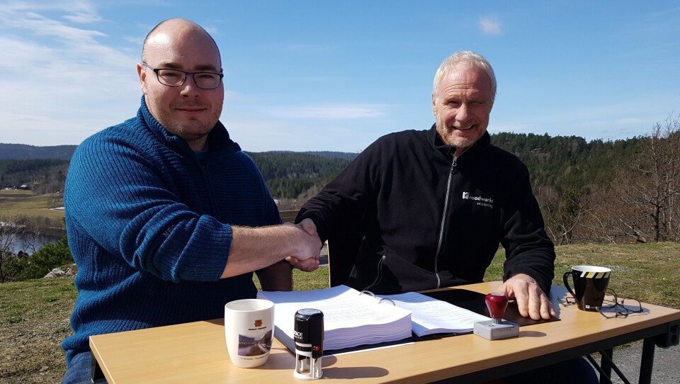 Fra venstre: Espen Gundersen i Statens vegvesen, og Leif Chr. Gundersen, avdelingsleder i Veisikring Sørvest underskriver kontrakten.