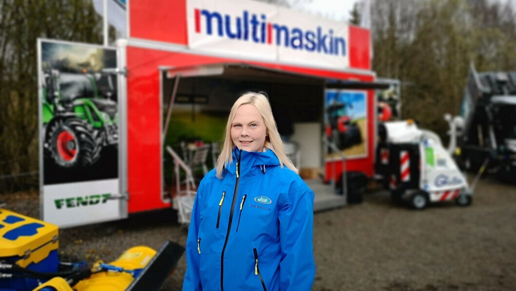 Tonje «Willejentaa» Haugen har reist rundt på flere messer sammen med Multimaskin AS for å fortelle om sine erfaringer med sin Wille redskapsbærer. Bildet er tatt på Vei og Anlegg 2018, kun få dager før hun ble ansatt i Multimaskin. Tonje «Willejentaa» Haugen har reist rundt på flere messer sammen med Multimaskin AS for å fortelle om sine erfaringer med sin Wille redskapsbærer. Bildet er tatt på Vei og Anlegg 2018, kun få dager før hun ble ansatt i Multimaskin.