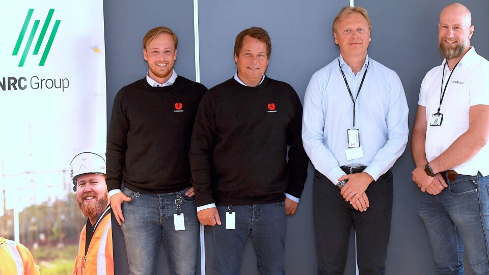 TETT SAMARBEID: Marius Johansen (t.v.) og Morten Dahl fra Utleiesenteret AS sammen med daglig leder Hans Olav Storkås og avdelingsdirektør Christian Skodde i NRC Group Norge AS etter at den nye kontrakten er undertegnet.