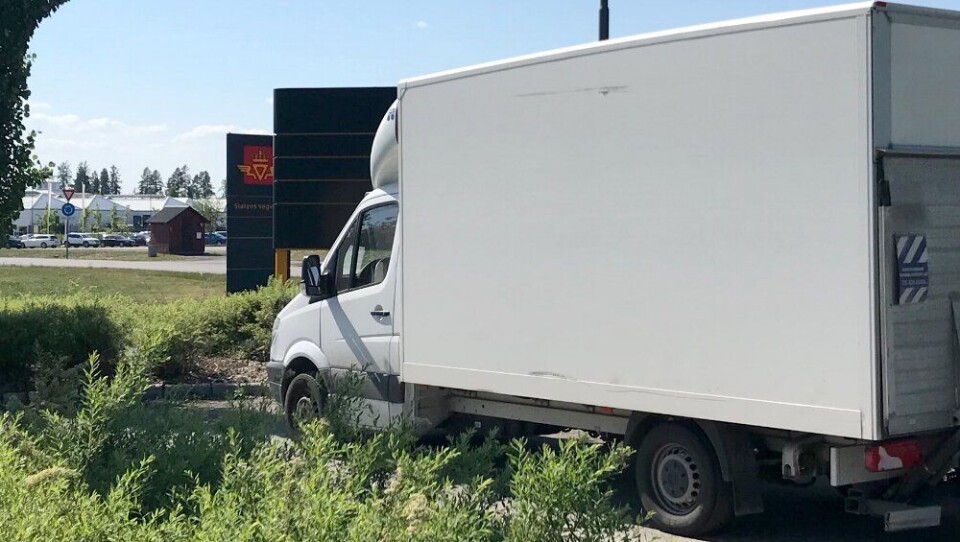 Sjåføren på denne norskregistrerte varebilen ble hentet av politiet. Den ble stoppet i Sørum. På bildet er den parkert ved Jessheim trafikkstasjon i Akershus.