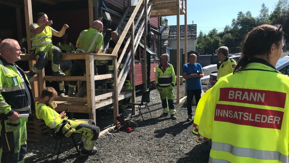 Mottakskontroll gjennomføres for å sikre at alle er kommet vel ut av tunnelen.
