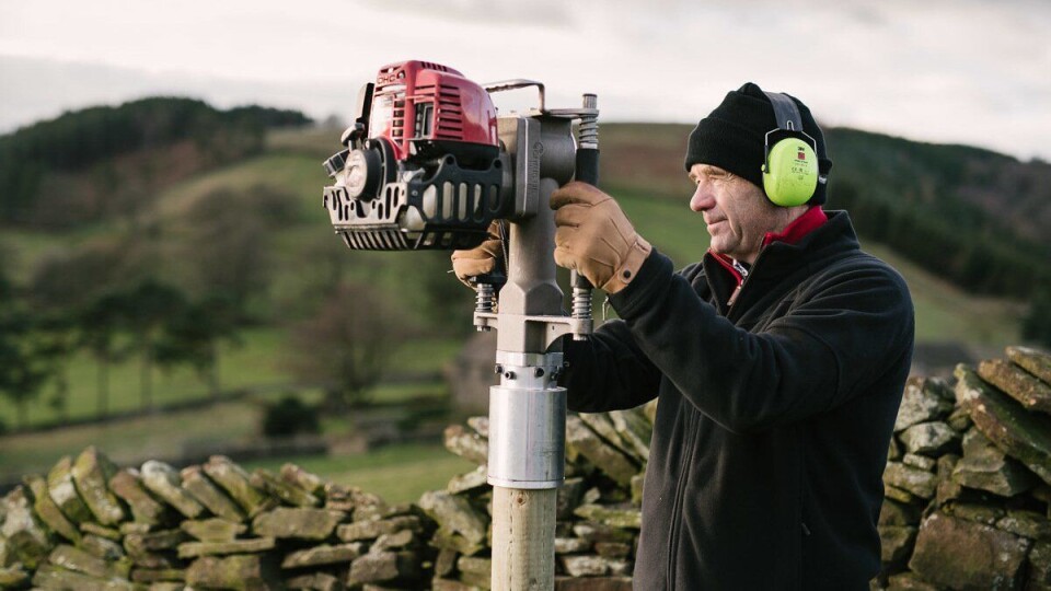 STOLPER: Flere adaptere kan kobles til denne «bankeren» for ulike stolpeprofiler og størrelser.