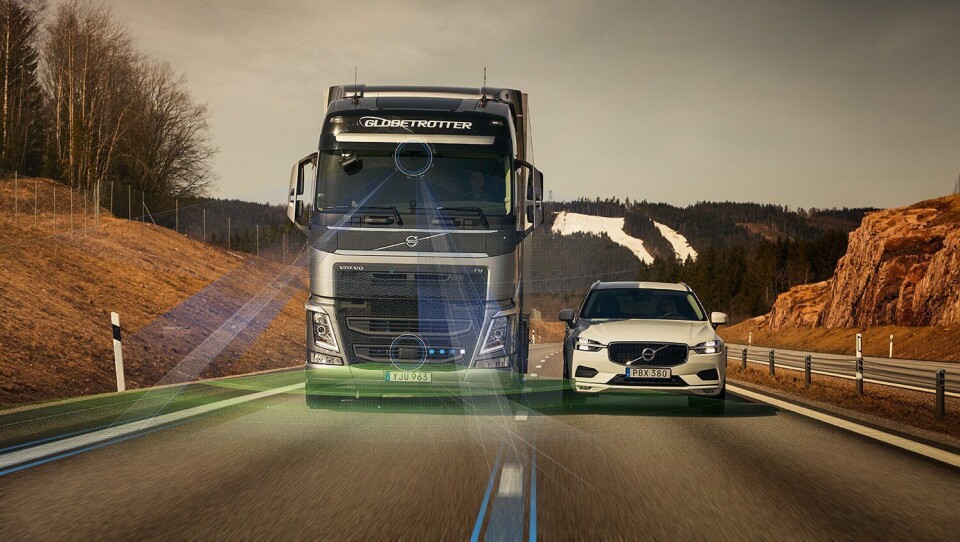 Volvo Dynamic Steering med kjørefeltvarsler er en ny teknologi som er utviklet for å hjelpe sjåførene ved at den følger med på veien. Når systemet oppdager at lastebilen er på vei ut av filen, tar teknologien over og styrer den tilbake på rett spor.