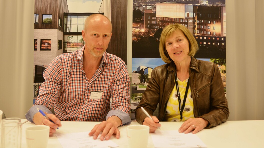 Trond Berget-Ausland, produksjonssjef i Hent og adm. direktør i Undervisningsbygg, Rigmor Hansen signerte kontrakten. Trond Berget-Ausland, produksjonssjef i Hent og adm. direktør i Undervisningsbygg, Rigmor Hansen signerte kontrakten.