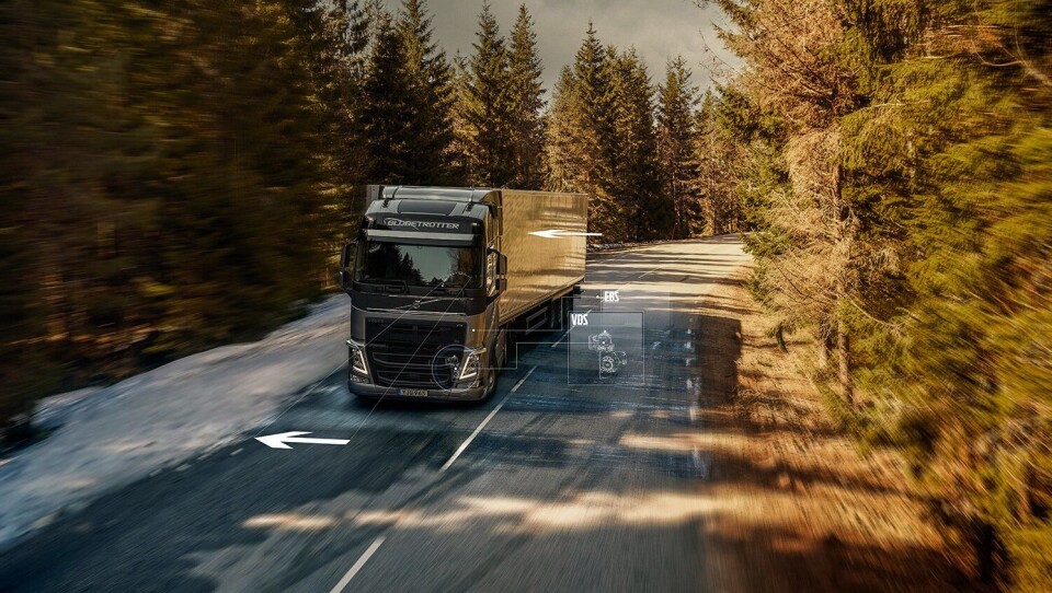 Når skrens oppdages, reagerer Volvo Dynamic Steering med retningsstabilitet i løpet av et millisekund for å motvirke skrensen. Teknologien hjelper også det elektroniske stabilitetsprogrammet (ESC) med å aktivere individuelle bremser på hvert hjul raskere for å redusere farten og minimere skrensingen.