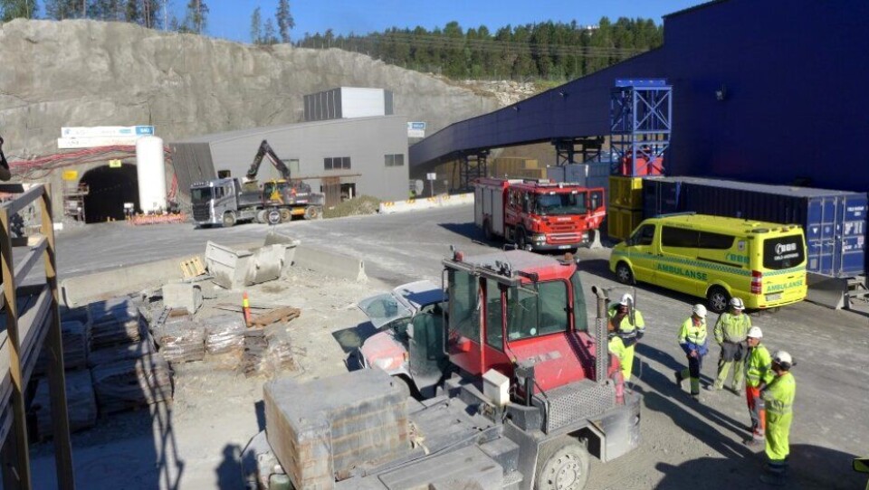 77 ble evakuert og en ble sendt til legevakt for sjekk da det begynte å brenne i et kjøretøy i en tunnel på Follobane-prosjektet natt til 8. juni. 77 ble evakuert og en ble sendt til legevakt for sjekk da det begynte å brenne i et kjøretøy i en tunnel på Follobane-prosjektet natt til 8. juni.