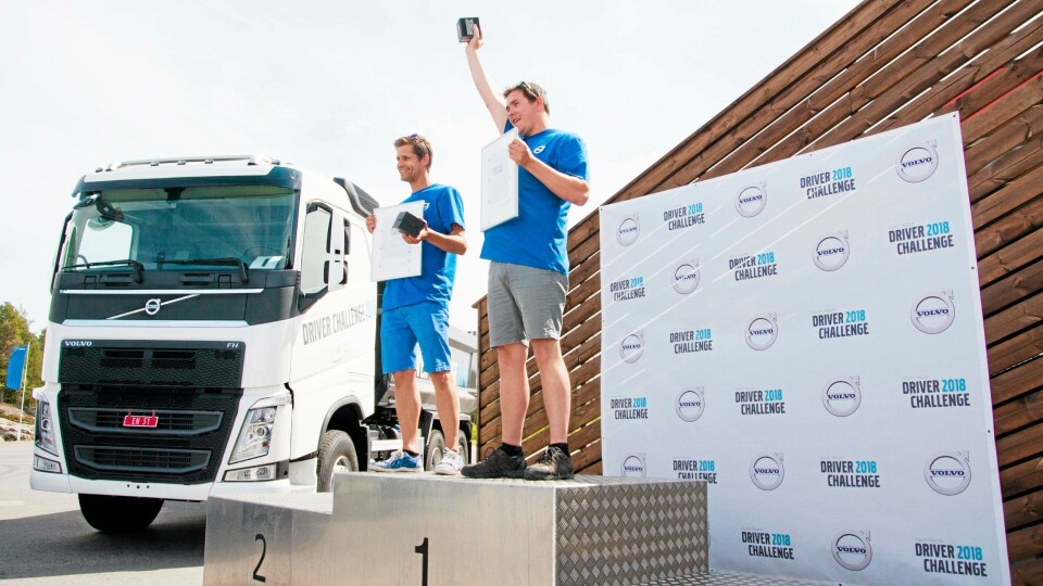 FINALISTENE: Richard Lillemo fra Stjørdal i Trøndelag (t.h) vant den norske finalen i Volvo Trucks Driver Challenge på Rudskogen Motorsenter. I finalen slo han Trond Morten Olausen fra Drammen med 2,1 desiliter diesel.