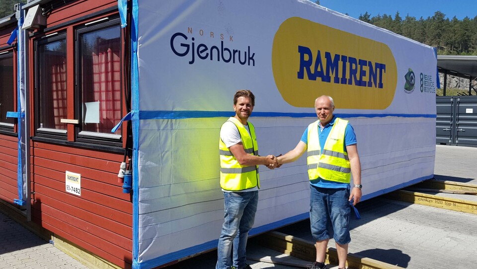 Fra venstre: Jens Brustad (daglig leder hos Norsk Gjenbruk AS) og Wilfred Fowler (Technical Manager Modules Norway i Ramirent) har sørget for at flere tonn med plast utgår med et nytt sidedekke på moduler.