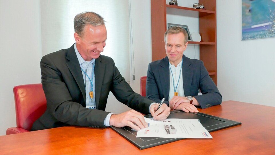Mindaugas Raila, styreleder i Girteka Logistics (t.h.) og Preston Feight, adm. direktør i DAF Trucks signerer kontrakten.
