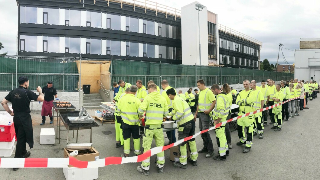 Det var god stemning og mange som fikk mat på kranselaget. Det var god stemning og mange som fikk mat på kranselaget.