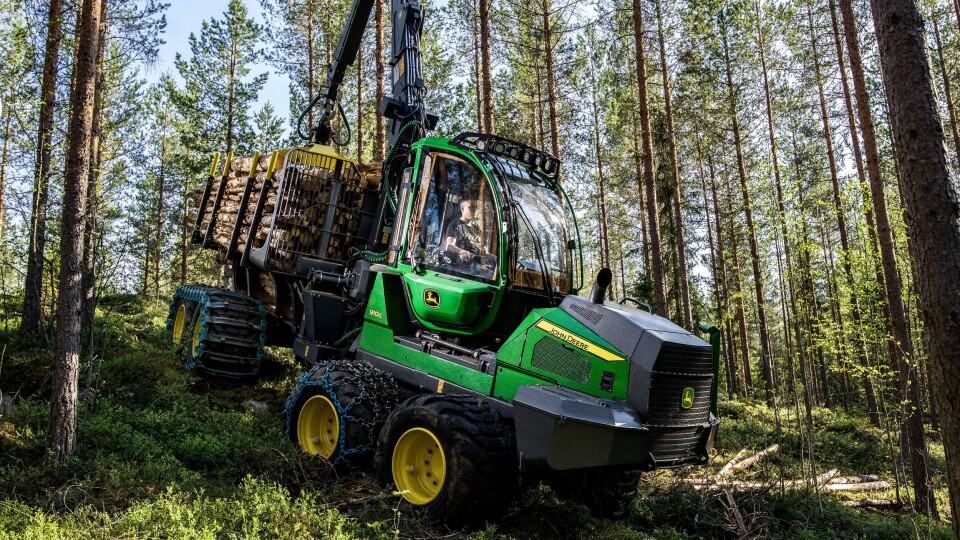 Ifølge John Deere er 910G med lastekapasitet på 9 tonn den perfekte «bæreren» i førstegangstynning.