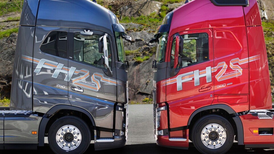 Volvo FH 25 Year Special Edition lanseres i to farger, en mørkere, kald grå tone (Mammoth Tree Metallic) og en skinnende rød (Crimson Pearl). Men jubileumsbilen kan også leveres i andre tilgjengelige farger.