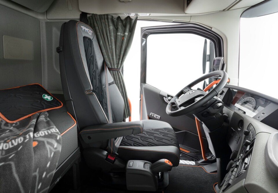 Oransje er fremtredende i interiørdesignet til Volvo FH 25 Year Special Edition. Fargen skal gjenspeile produsentens lidenskap for sikkerhet, samtidig som den gir et tydelig og stilig utseende til førerhuset.