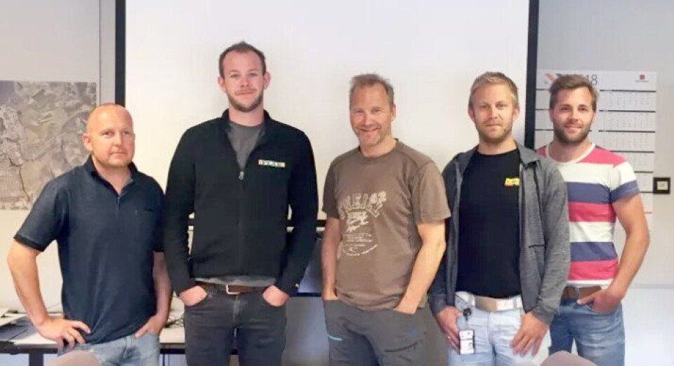 Kontraktssignering. F.v. Torbjørn Juliussen ( prosjektleder Peab), Per-Andre Pettersen (anleggsleder Peab), Mads Ole Kringen (fagavklaringer/arbeidsordrer Statens vegvesen), Per Espen Knudsen og Nikolai Halle Høilo (prosjektledere Statens vegvesen)