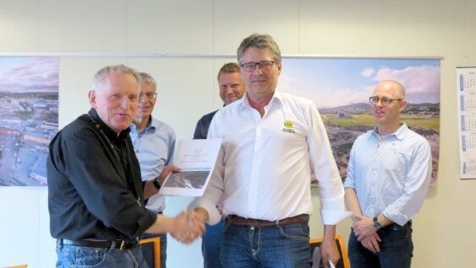 Regionvegsjef Torbjørn Naimak (foran til venstre) og daglig leder Øyvind Langemyr i Bertelsen & Garpestad signerte tirsdag 19. juni kontrakten om bygging av 12,1 kilometer E6 i Grane kommune. Bak, fra venstre: prosjektleder Bård Nyland i Statens vegvesen, prosjektleder Bjørn Ivar Nedrejord og Andreas Roan, markeds- og anbudssjef i Bertelsen & Garpestad.