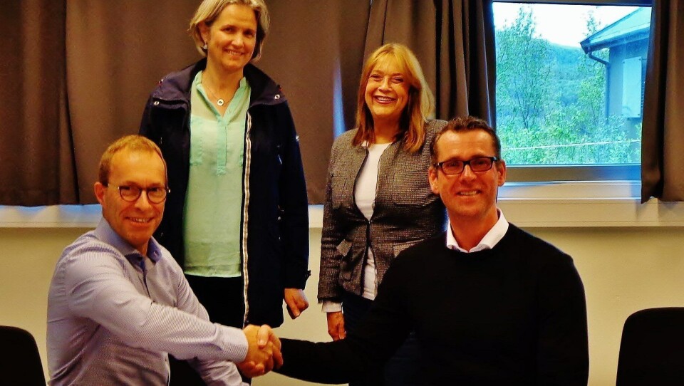 Fv: Jan Christian Ryenbakken, regionsjef Exact Geo Survey AS og John Ommund Syvertsen, utbyggingssjef for nye Evenes flystasjon i Forsvarsbygg. Bak fv: Ann Kristin Føre, prosjektleder og May Hembre, kontraktrådgiver, begge Forsvarsbygg.