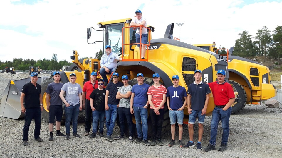 De utvalgte fra VG2 anleggsteknikk og beste elev på VG2 arbeidsmaskiner, fra landslinjeskolene, på en tur til Arvika, Eskilstuna og Volvo Customer Center.