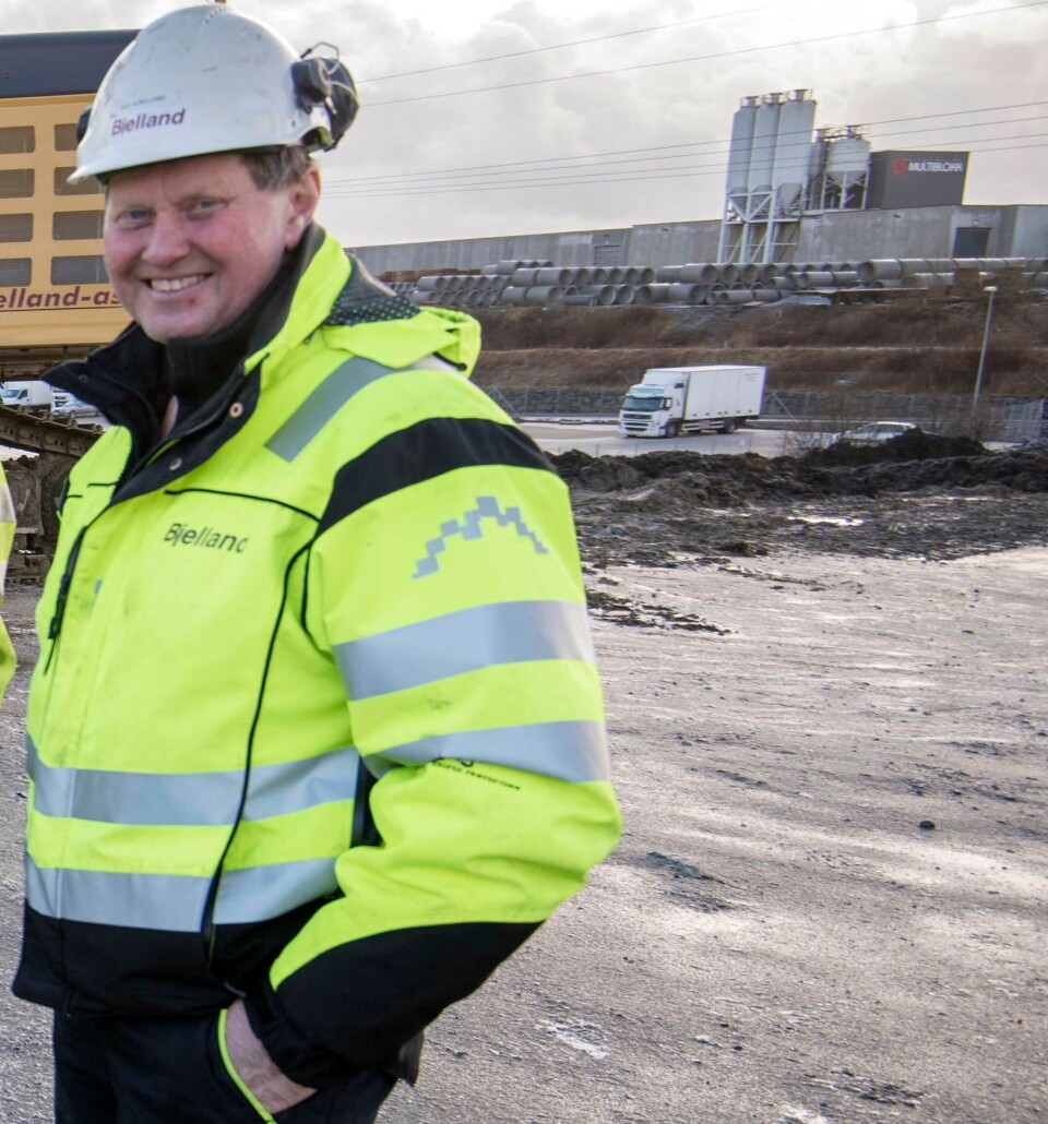 FORTVILET: Daglig leder i Bjelland AS, Ole Bjelland er fortvilet over bildet av den havarerte gravemaskinen med hans profilering. Den skulle vært fjernet for seks år siden.