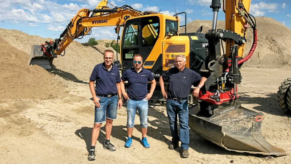 DEMO: Hymax-trioen Tom Lillestrøm (f.v.), Finn Thrane Johansen og Even Furuseth ved et par av Hyundai-maskinene på demofeltet hos Øynebråten Transport på Jessheim.