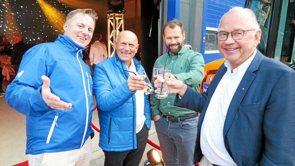GRATULERER: Gjensidige gratulasjoner, men også diskusjon om fremtiden var på tapetet hos firkløveret Henrik Isaksen, senioreier Rolv Sæter, styreformann Lars Hæhre og Knut Tangen (medeier i starten).