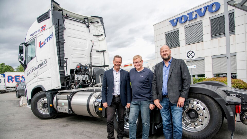 FØRST: Litra Gass blir første norske kunde med nye Volvo FH på LNG. Jossi Nyhus fra Volvo (t.v.), Steinar Karlsen og Morten Tønjumshagen (begge Litra Gass) gleder seg.