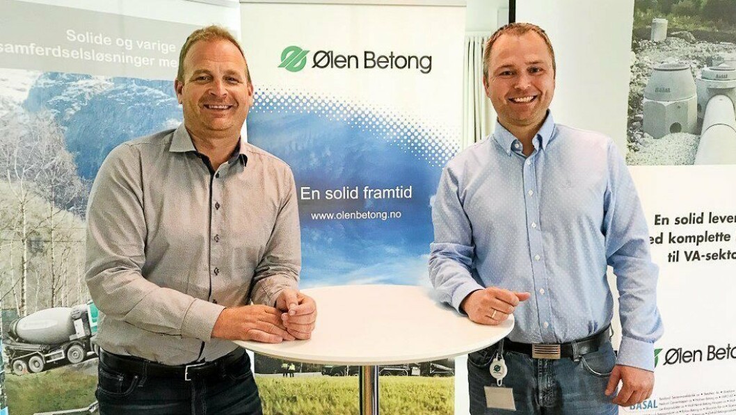 LEDERSKIFTE: Svein Atle Berge (t.v.) overlader lederrollen i Ølen Betong til Lars Norekvål. LEDERSKIFTE: Svein Atle Berge (t.v.) overlader lederrollen i Ølen Betong til Lars Norekvål.