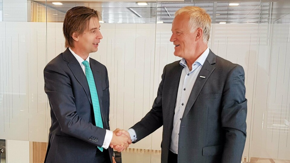 SETT I GANG: Direktør Sverker Åkerblom (t.v.) i BlackRock og markedssjef Tore Voster i Stangeland Maskin markerte avtalen om bygging av Guleslettene vindpark med et håndtrykk. SETT I GANG: Direktør Sverker Åkerblom (t.v.) i BlackRock og markedssjef Tore Voster i Stangeland Maskin markerte avtalen om bygging av Guleslettene vindpark med et håndtrykk.