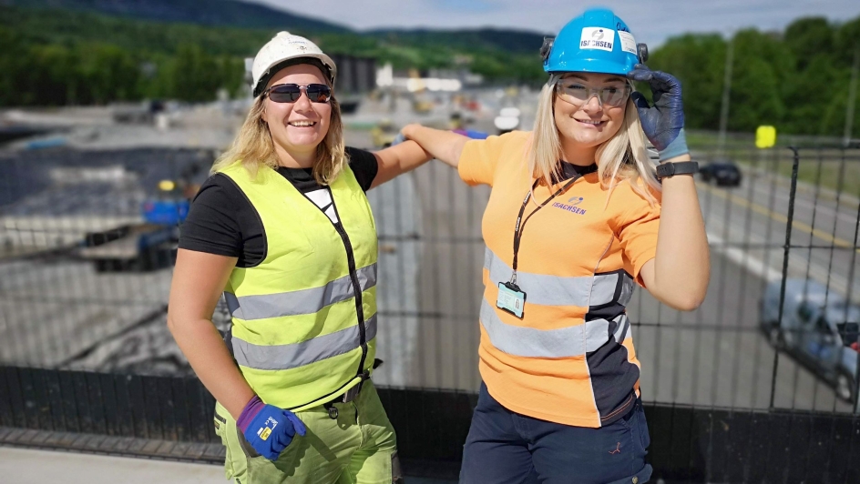 Søstrene Julie (t.v.) og Eline Rosenlind Falch arbeider på samme prosjekt, E16-prosjektet Sandvika – Wøyen i Bærum.