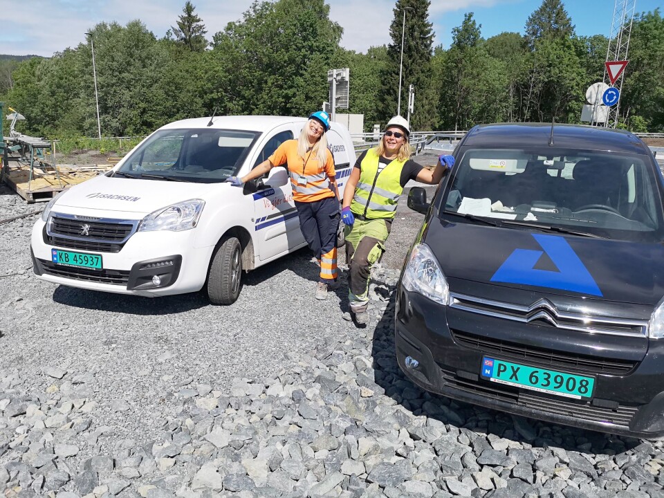 Søstrene har hver sin «pizzaracer» med firmalogo.