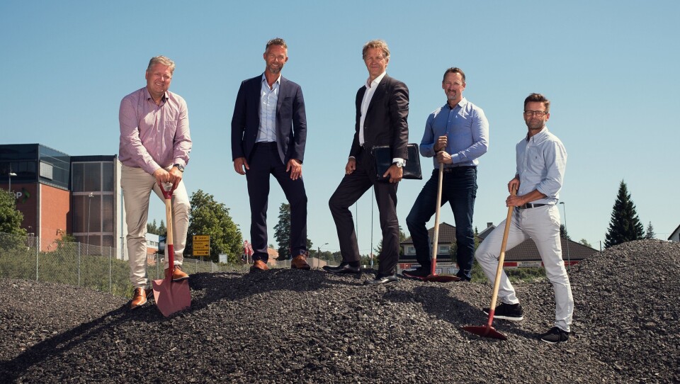 Til stede under signeringen var (fra venstre) Rune Carlsen, prosjektdirektør Bertel O. Steen Eiendom AS, Terje Kaasa Larsen, daglig leder i Norske Stålbygg AS, Øivind Solbakken, konserndirektør Bertel O. Steen Eiendom AS, Karsten Andersen, prosjektleder Bertel O. Steen Eiendom AS og Joe Thorstensen, prosjektleder i Norske Stålbygg AS.