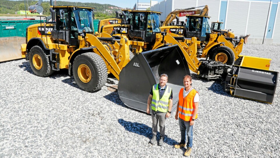 TITALLS MASKINER: Avinors Harald Huser (rød vest) og Pons Fredrik Sætren foran noen «flyplassmaskiner». Totalt kan rammeavtalen ende med rundt 50 Caterpillar hjullastere. TITALLS MASKINER: Avinors Harald Huser (rød vest) og Pons Fredrik Sætren foran noen «flyplassmaskiner». Totalt kan rammeavtalen ende med rundt 50 Caterpillar hjullastere.