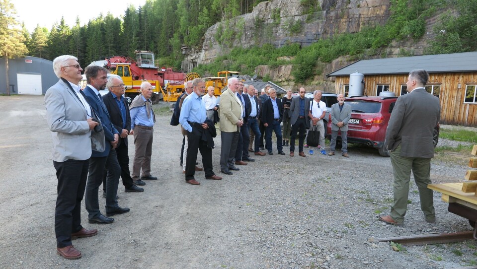 ÅRSMØTET: Årsmøtet i NFSM ble avviklet 8. juni og møtedeltagerne ble samlet utenfor inngangen til en orientering av Morten Reitan om de siste endringene innen i tunnelen. I bakgrunnen noen av maskinene utenfor inngangen til konferansesalen.