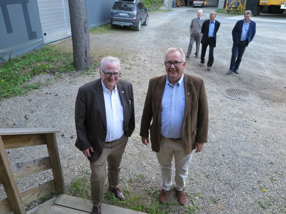 FULLT TRYKK: Sentrale i nomineringspresessen er Tom Melbye, internasjonalt kjent i ITA-miljøet (t.v.) og nyvalgt formann Ola Woldmo, fotografert foran inngangen til fjellhallen på Hunderfossen.