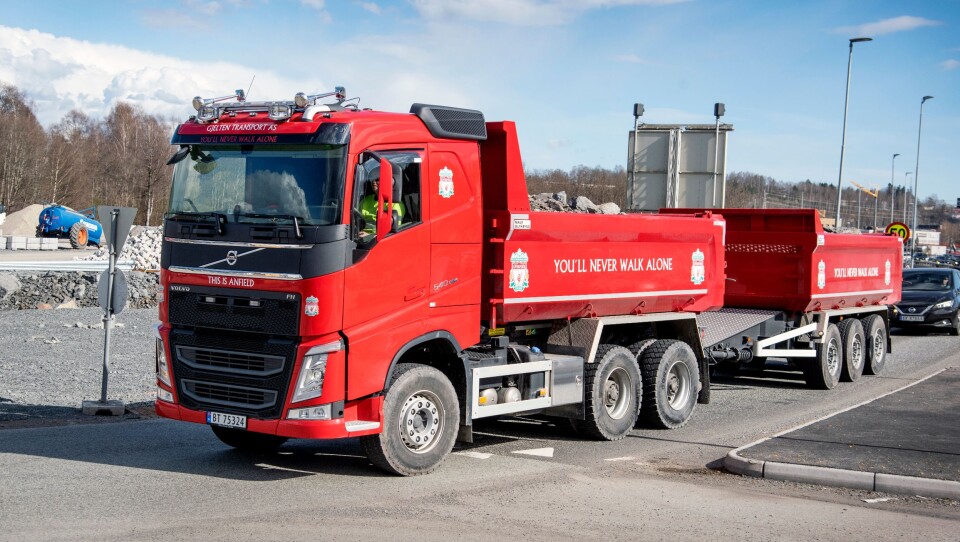 OPPSIKT: Kai Gjeltens nye Volvo FH540 er antagelig eneste tippbilen i verden med full Liverpool-profilering.