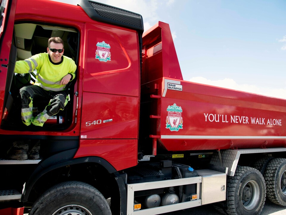 ENDELIG: Kai Gjelten har kjørt lastebil i 12 år. Endelig er drømmen om egen Liverpool lastebil realisert.